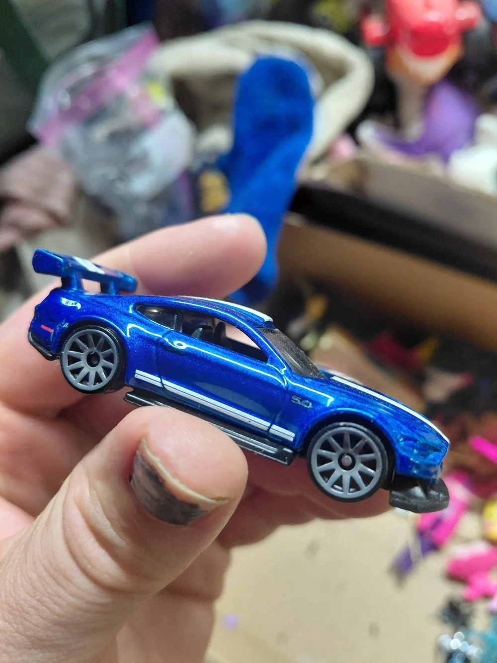 Hot Wheels Custom ’18 Ford Mustang GT in pearlescent blue with white racing stri